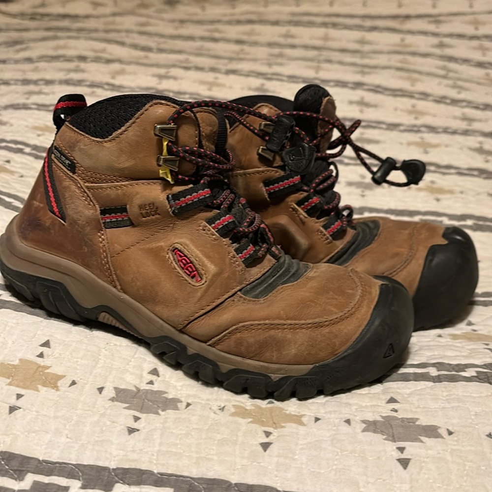 Keen size 2 kids hiking boots